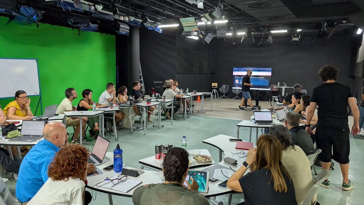 🚀 Primer Meet Up del año en Zaragoza: IA en Google Classroom y Vibecoding.
Ideas, inspiración y comunidad.
¡Éxito total! 🙌✨

#IA #Zaragoza #MeetUp #claustrovirtual #educacion #formacionprofesorado