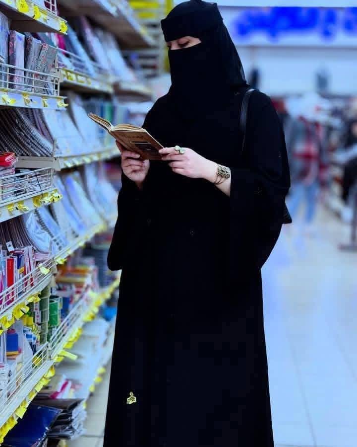 ، لم أحبّك لأنني وحيد و أريد ظلاً أُظلّ به.. بل `أحــبــبــتــك` لأنك أنت، لأنك المكان الآمن، لأن الخوف معك يتلاشى كأنه لم يكن، `أحــبــبــتــك` بسجيتك و بعيوبك و ندوبك حتى في اللحظات التي لم تُحبّ نفسك بها أحببتك كثيرًا و رغبت بك كثيرًا دون توقف♥️៵ֶָ֢᭡❃.*