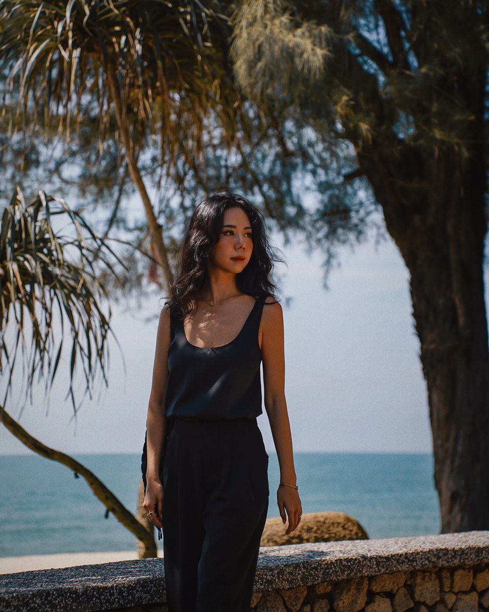 Ari_tan01's tweet photo. Seeing these moments of peace by the sea🌊✨💫, I got lost in the rhythm of the waves🖤🌲
 #BeachStyle 
#TravelGoals
#BeachWalk 
#SeaTherapy
#SunAndSea https://t.co/UlqpMpy77X