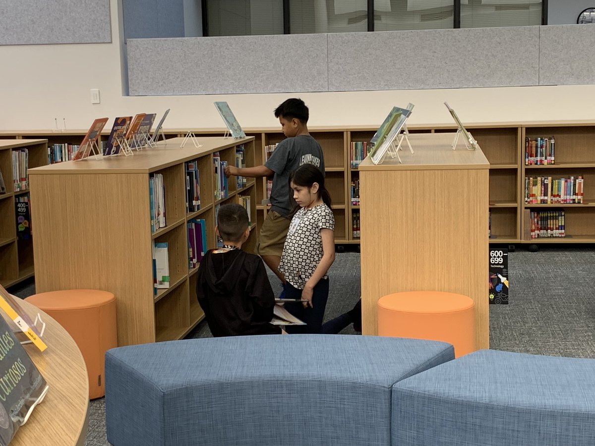 ChambersLibrary's tweet image. This week has been filled with books and more!  Our Chargers checked out books and enjoyed getting charged for learning in the morning!  #morethanbooks @ChambersCharger @Alief_Libraries