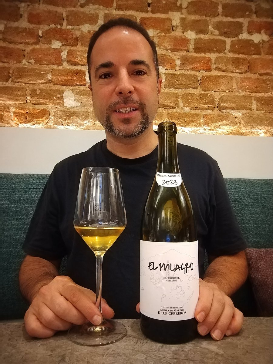 El Milagro 2023, grape Albillo Real, granitic soils in the Alberche Valley (Cebreros), aged for six months in French oak.A very mineral nose,smoky notes, chalk,white fruit,and orange citrus.The palate is structured,with light smoke, fruit, and bitter finish and a long aftertaste.