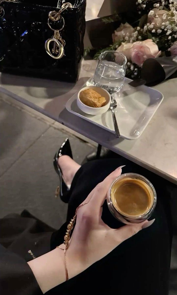 #مساء_الخير 

كم يُحسد كوب قهوة في يدي الرقيقة☕️♥️.