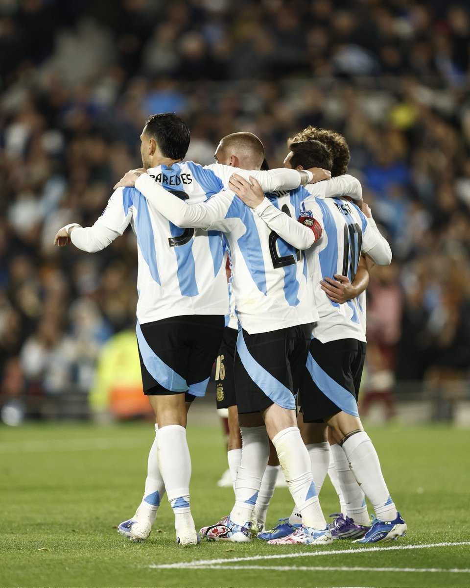 #Institucional | En otra noche de gala de la Selección Argentina, nuestros pibes dijeron presente en el Monumental ya que jugadores de las categorías infantiles del club asistieron al partido frente a Venezuela.
Agradecemos la gestión de la Asociación del Fútbol Argentino a