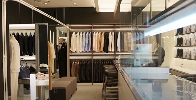 퇴근길에 남자 슈트를 한 벌 샀다. 
"남편 걸 찾으세요?" 라는 종업원에게 "제가 입을 걸 찾아요" 했더니 놀란 표정을..ㅋㅋ 이젠 익숙하지만 여전히 어색한 상황이긴 하다. 결국 사장님으로 보이는 사람이 나를 응대한다.
그냥 몸도 마음도 축축 쳐지고 다운됐다. 
나 ... 이상해 졌어. ㅜㅜ