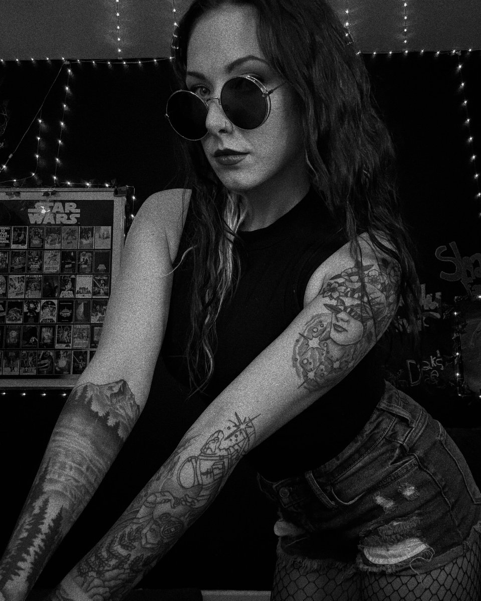 Live in an hour, and I believe it's a Baldurs Gate Kinda Day 👀

See y'alll Noon PST 

P.S. Movie Night in my Dcord 4pm PST 🥰