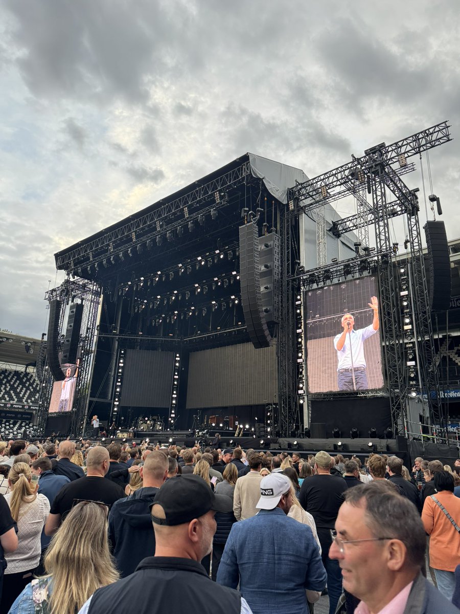 kimrudpetersen's tweet image. Jens Stoltenberg skal «si noen ord» før Åge-konserten på Lerkendal, og blir pepet ut!😂😂