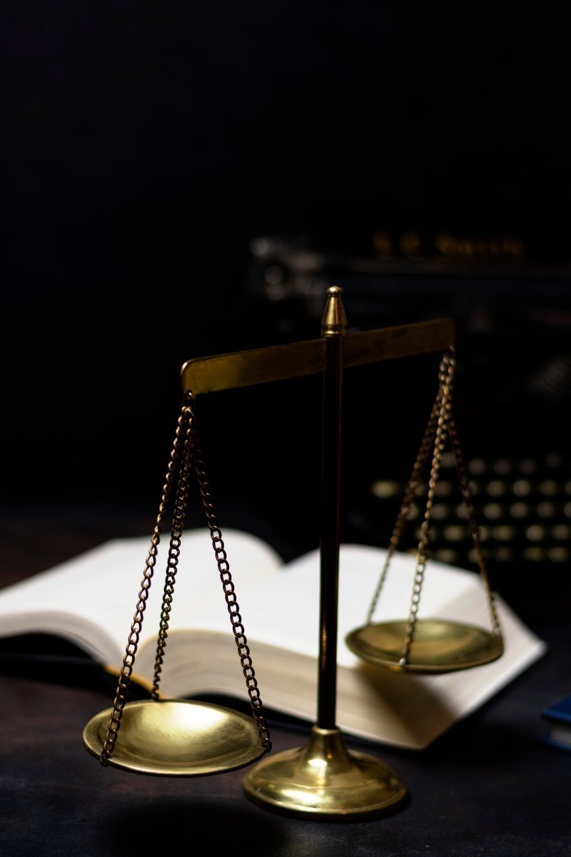 El ciudadano Rey Salomón Hernández Henríquez llegó hoy como enjuiciado por los supuestos delitos de Usurpación y  Daños a la Sala Segunda del #TribunaldeSentencia de #SanPedroSula que lo absolvió de toda  responsabilidad y en consecuencia ordenó el cese de la persecución penal en