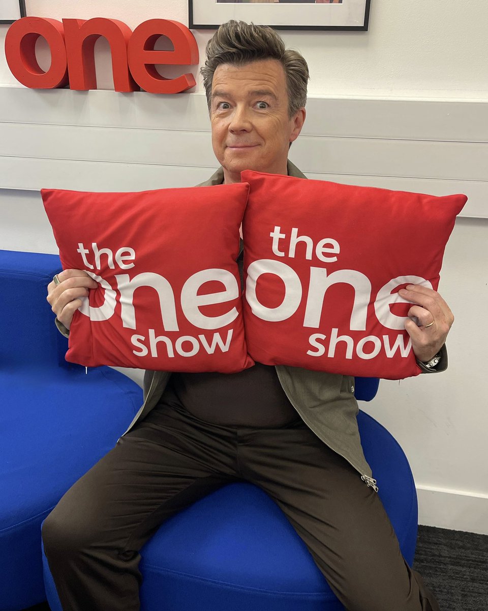 BBCTheOneShow's tweet image. Rick Astley’s chatting all about ‘Never Gonna Give You Up’ and his upcoming tour! ✨

Watch live! 👉 bbc.in/4mOIEEt