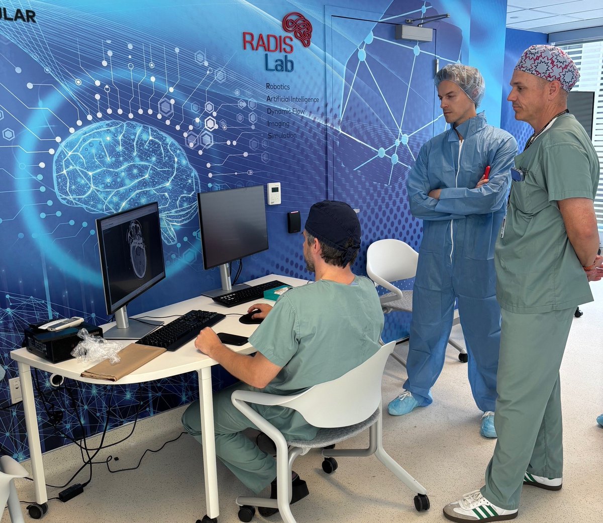 This week, St. Michael’s welcomed a German delegation as they toured our emergency department to learn about ASIST-TBI, an AI tool developed to speed triage for patients with traumatic brain injuries. @AAkery <a href="/cwitiw/">Christopher Witiw</a>