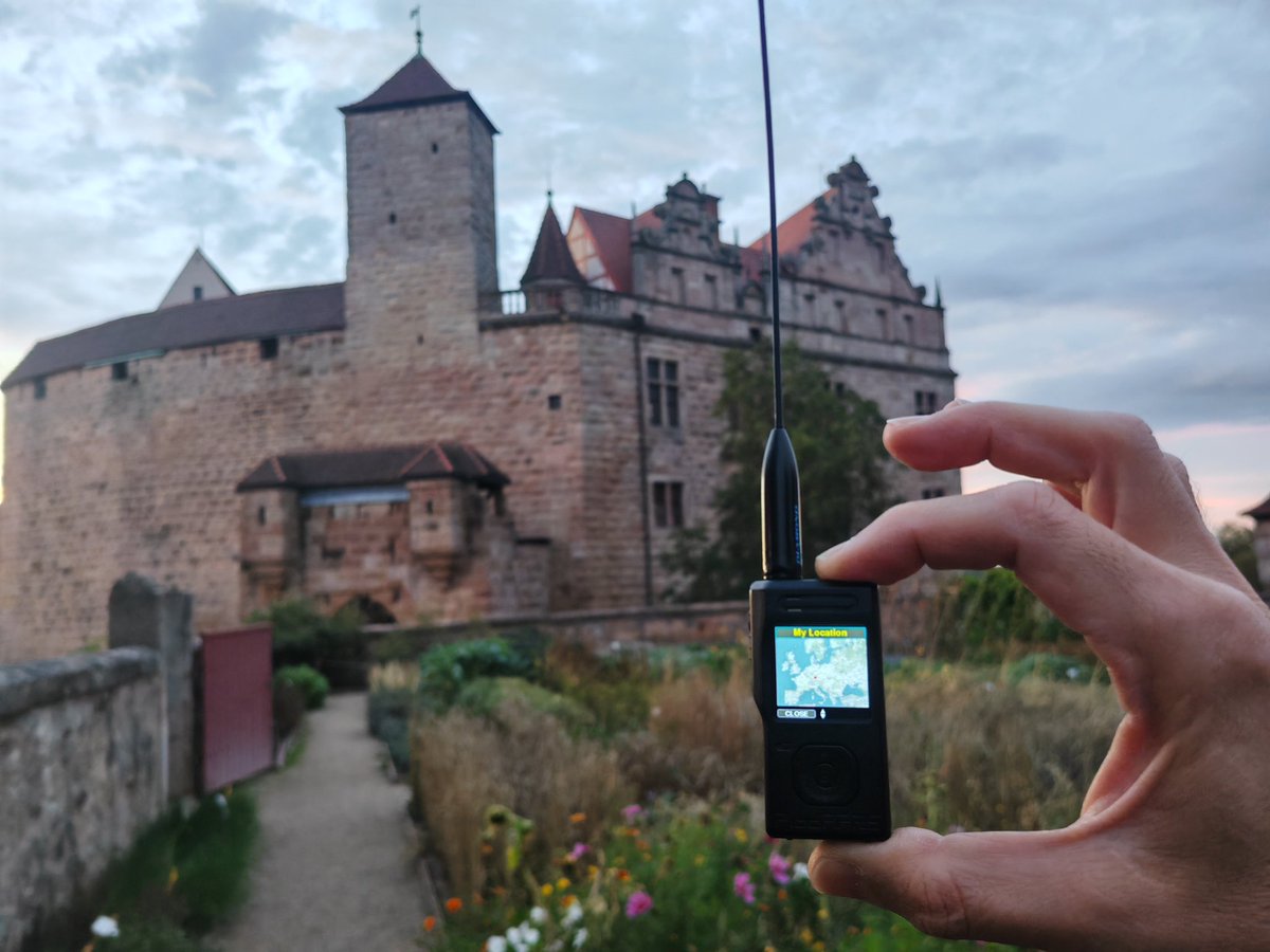 I'm just taking a walk here with the #PicoAPRS V4. A beautiful little castle (#Cadolzburg)
#aprs #hamradio