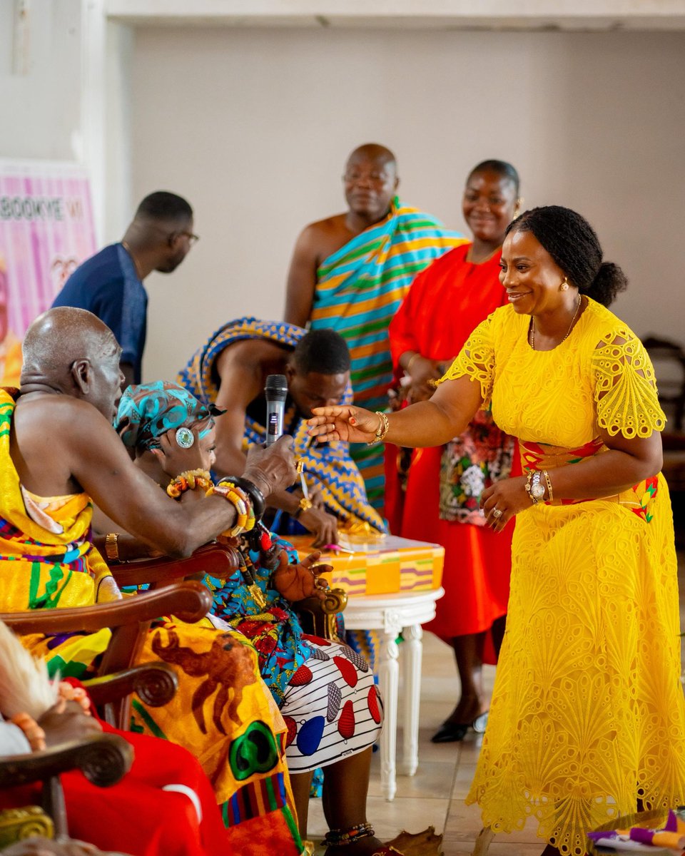 fetuafahye's tweet photo. Ogiame Atuwatse lll and Olori Atuwatse III being received very warmly at the Emintsimadzi Palace.
Credit📹📷 : @shotpicturesgh
#FetuAfahye2025 #afahyegobee #capecoast #CultureUnleashed #CapeCoastRising #afahyegobee #capecoast #festival #ghana

@char_osei @WeElevateAfrica https://t.co/DHA97xCLz3