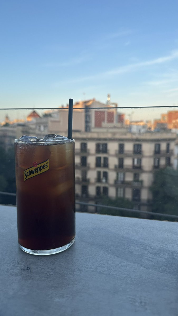 Qué color raro tiene la Schweppes en BCN 😜😅