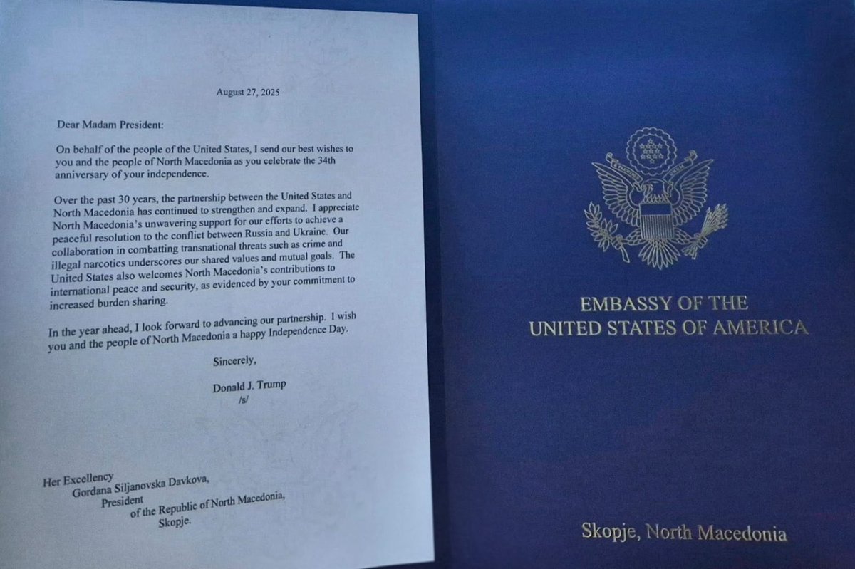 А где је печат?

Трамп, миленикот на вмро-овците не ја потпишал честитката на Гога Версаче.

Или може му се потрошил фломастерот 😂

За споредба еве кога ја имаше потпишано за Стево 👌