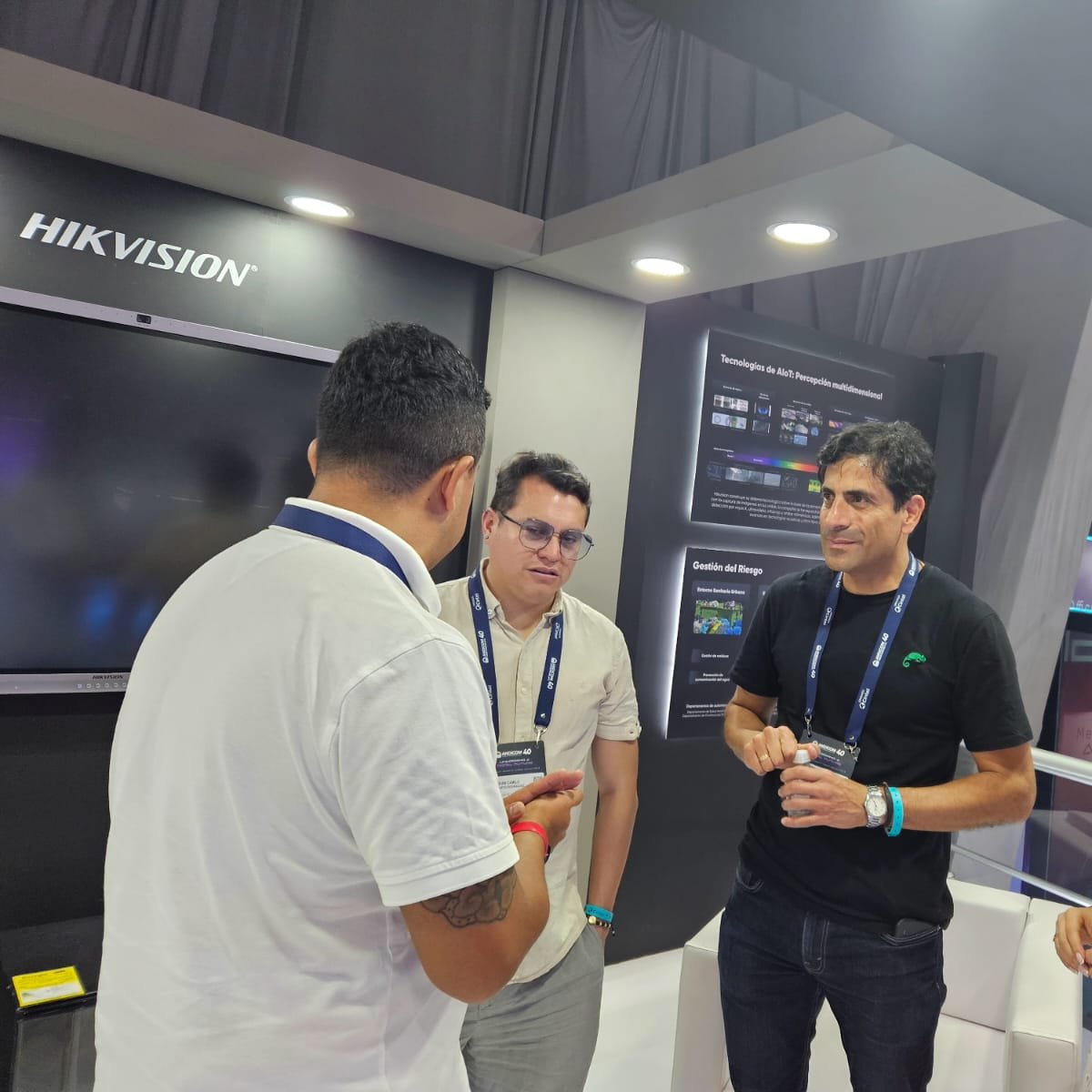 Codaltec's tweet image. # Hoy en #ANDICOM2025, nos reunimos con @Hikvision_Col para explorar colaboraciones en soluciones de videovigilancia y seguridad inteligente aplicadas a la defensa y seguridad nacional. 

Innovación en tecnologías 4.0 para proteger y servir.

#CODALTEC #InnovaciónParaLaDefensa