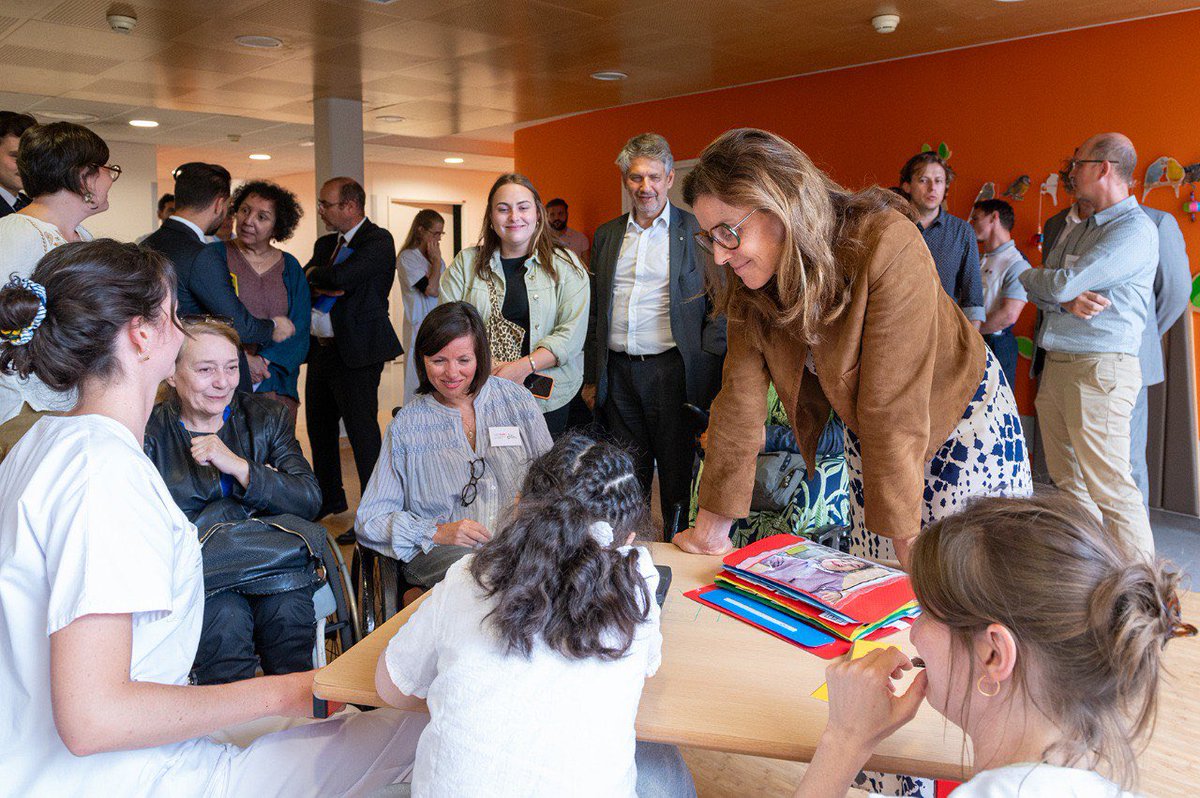 lecocqcharlotte's tweet photo. 📌 Au TechLab de l'@apfhandicap à Villeneuve-d'Ascq autour de l'innovation dans le champ des aides techniques et solutions innovantes dans la "HandiEco".

L'occasion de revenir sur la place de la communication alternative améliorée (CAA) dans la vie des personnes en situation de handicap et la prise en charge intégrale des fauteuils roulants à compter du 1er décembre 2025.

Merci à @PascaleRibes1, présidente de l'APF France handicap et ses équipes pour cette invitation. Ce lieu est plein d'idées, toujours à l'affût de l'innovation pour que notre société soit pleinement inclusive. 🤝