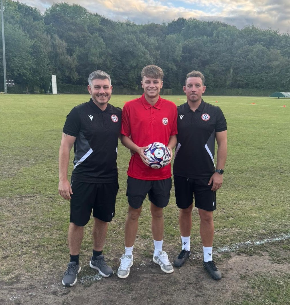 Before tonight's game at The Totally Training Stadium, we recognised our August Player of the Month <a href="/JSquires4/">Squaz</a> and our hat trick hero from the game at Armthorpe Welfare <a href="/Benpike15/">Ben pike</a> 

Well done to both lads 👏