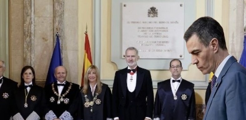 UACD_Youtube's tweet image. LA PRESIDENTE DEL TRIBUNAL SUPREMO Y DEL CGPJ LE DICE AL PRESIDENTE DEL GOBIERNO PEDRO SÁNCHEZ EN EL DISCURSO DE APERTURA DEL AÑO JUDICIAL Y DELANTE DEL REY QUE SU ACTITUD ES IMPROPIA DE UN ESTADO DE DERECHO.

ESTO DEBERÍA SER PORTADA DE TODOS LOS MEDIOS NACIONALES Y SOBRE TODO…