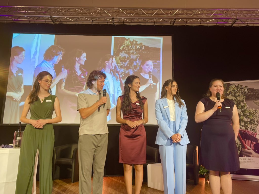 In Leiwen läuft derzeit die Wahl zur neuen Mosel-Weinkönigin. Vier junge Frauen treten an: Vanessa Herges aus Kinheim, Nele Kuhnen aus Bekond, Annalena Niedersberg aus Enkirch und Teresa Oster aus Kobern-Gondorf.