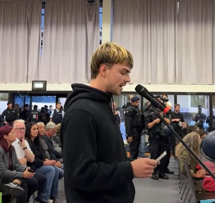 Linksextremer Störer👇, der #Frohnmaier eine "AfD-Sau" nennt und im Saal rumbrüllt, beschwert sich, dass nachher über linksextreme Störer berichtet wird.  🤣

 #Palmer