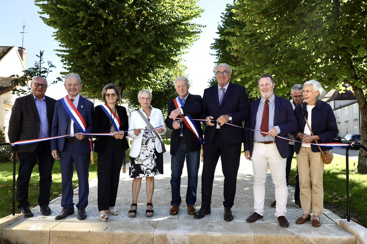 Sauvadet's tweet photo. 🏡 Inauguration de la fin des travaux de requalification du centre-bourg de #Genay en présence de son maire, JM Garraut, et de M Eap-Dupin, conseillère départementale.
Un projet soutenu par le @CD_CotedOr qui dynamise & revitalise le cœur de vie du village de manière sécurisée. https://t.co/CijJucUPNO