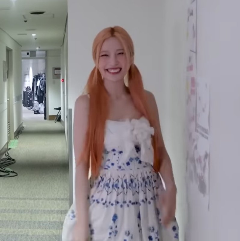 joypics's tweet photo. anime                                         real life https://t.co/tl8hoi4BYa
