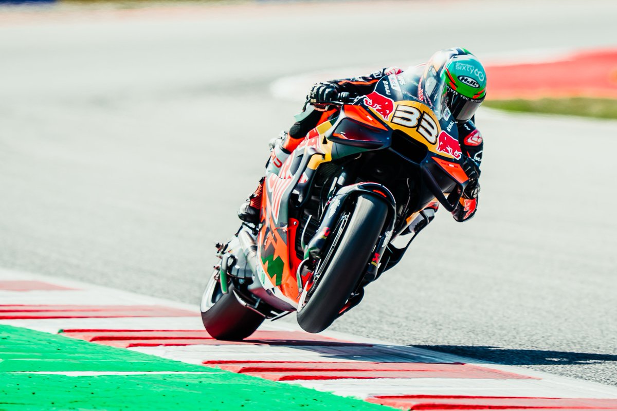 P1 with a lap record to go with it. Lekker Friday in Barcelona 🤘 That’ll do nicely, thanks <a href="/KTM_Racing/">RED BULL KTM FACTORY RACING</a>  🇿🇦👊