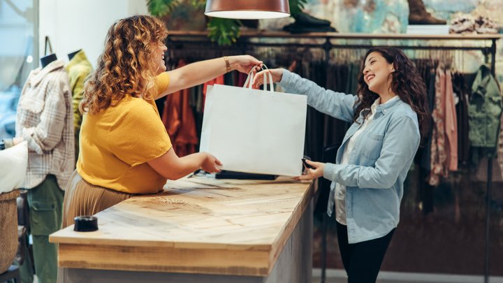 MillerZell's tweet image. The answer lies in ensuring retail workers are given the tools and opportunity to provide better customer service and necessary attention. #brandedenvironments #endtoendservices #digitalsolutions #AI 
hubs.ly/Q03H77bL0