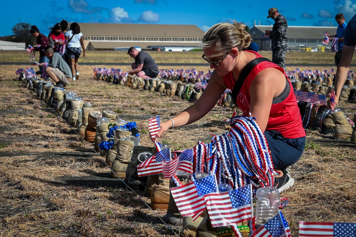JointBasePHH's tweet image. JBPHH volunteers prepare this year’s 9/11 Boot Memorial display on Ford Island, Sept. 4, 2025 as a tribute honoring fallen U.S. service members since Sept. 11, 2001. dvidshub.net/r/t2tqw2
#neverforget #rememberthefallen #patriotday