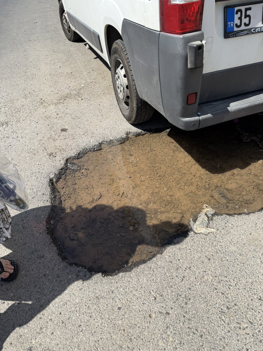 Su sıkıntısı yaşanan bu günlerde, 10 gündür kimsenin ilgilenip dönüş dahi yapmadığı su arızası 3 sokağı doldurdu. Yazıklar olsun. 
<a href="/izsugm/">İZSU Genel Müdürlüğü</a> <a href="/izmirbld/">İzmir Büyükşehir Belediyesi</a> <a href="/izmirhim/">İzmir HİM</a> <a href="/ciglibelediyesi/">Çiğli Belediyesi</a>