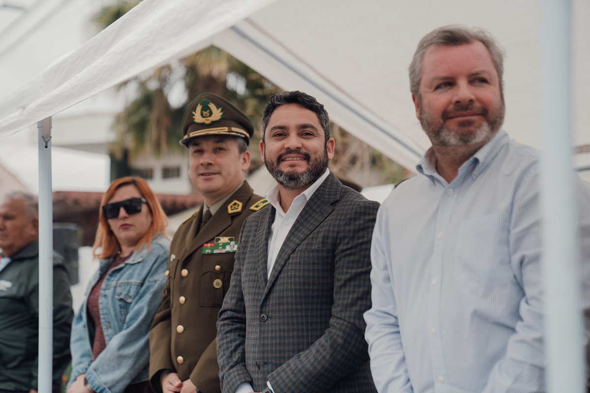 Gore_Tarapaca's tweet photo. #Modo18 🇨🇱
¡Empezó Septiembre, mi alma! 👏👏👏
Al son de la banda del Liceo Luiz Cruz Martínez de #Iquique, niños, niñas, adultos mayores y organizaciones de la sociedad civil, protagonizaron el desfile Cívico Escolar y Comunitario convocado por la Oficina de Integración Comunitaria, OIC, de la 4ta. Comisaría Cavancha, en el marco de las #FiestasPatrias2025. 🤍❤️💙
👵👶👨🚒👩🏫 En la oportunidad, desfilaron frente a las autoridades clubes de adulto mayor, compañías de Bomberos, jardines infantiles, colegios y usuarios del Centro Integral Ariel Standen. 🤩
👥 El Gobernador Regional, José Miguel Carvajal, junto al jefe de Zona de Carabineros Tarapacá, general Juan Francisco González; el diputado Renzo Trisotti; la seremi de Seguridad Pública, Ana María Peralta; el alcalde (s) de Iquique, Marco Pérez; y el presidente de la Agrupación de Juntas de Vecinos por la Seguridad Ciudadana, Pablo Orellana, participaron de esta instancia en la que destacaron el impecable paso de todos y todas. ✨
#GobernandoDesdeLosTerritorios #Iquique #AltoHospicio #PozoAlmonte #Pica #Huara #Camiña #Colchane