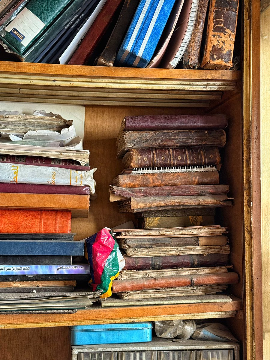 سرق نابليون، وصفّق له فُقهاء العرب!

اقتنيتُ كذلك في دمشق مخطوطةً لكتاب "ملتقى الأبحر" للإمام إبراهيم بن محمد الحلبي، خُطّت سنة ١١٣٦ للهجرة، وعليها هوامش من طلبة عِلم من سنوات متباعدة.

الكتاب النفيس هذا، وهو في الفقه على مذهب الإمام أبو حنيفة، اتخذته الدولة العثمانية المرجع