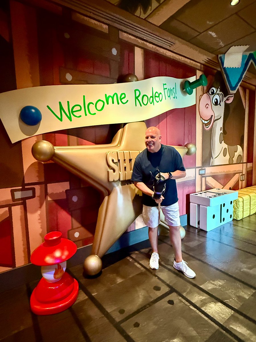 Black horse ✅ 
Still on the hunt for a cherry tree and I’ll feel ready for my girl <a href="/KTTunstall/">KT Tunstall</a>. Let’s #EattotheBeat #HostedbyDisney