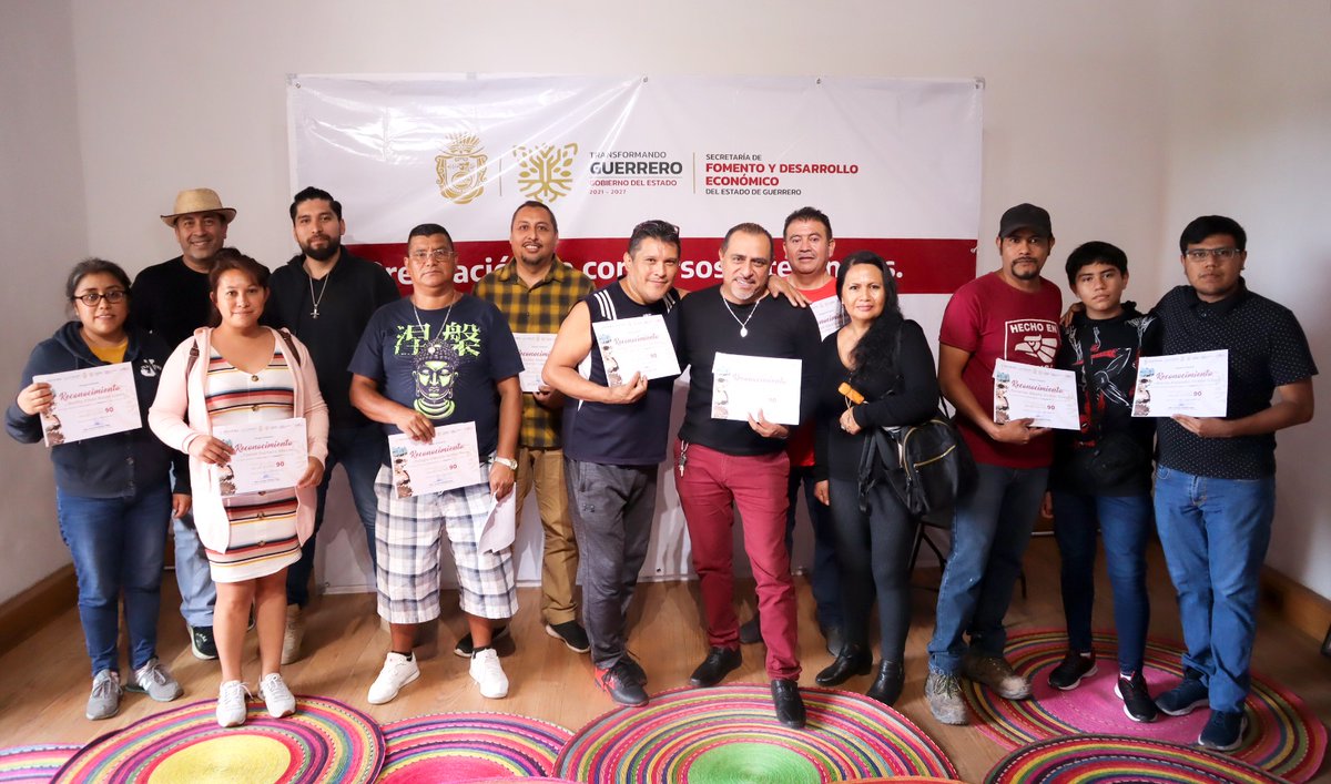 sefodecogro's tweet photo. Como parte de la estrategia para el fortalecimiento de la actividad artesanal, durante 4 años, a través del Programa de Impulso a la Producción y Comercialización de Artesanías, con una inversión de $9,819,664.00 se han apoyado a 3,134 personas artesanas.
#guerrerosetransforma https://t.co/wWo95cd6K7