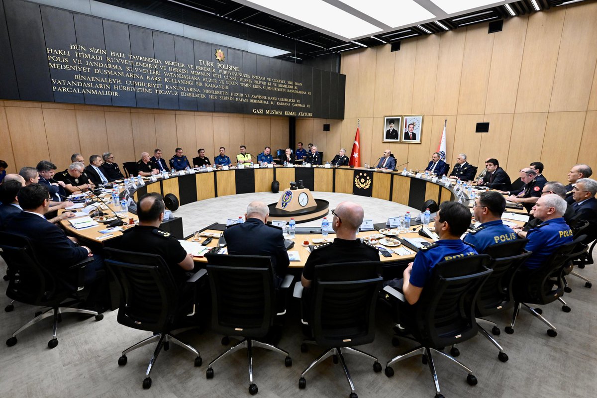 mahmutdemirttas's tweet photo. Merkez Teşkilatımız ve 81 İl Emniyet Müdürlüğümüz ile Genel Değerlendirme Toplantımızı gerçekleştirdik.

📍Ankara 🇹🇷 https://t.co/d85OEcLGrt