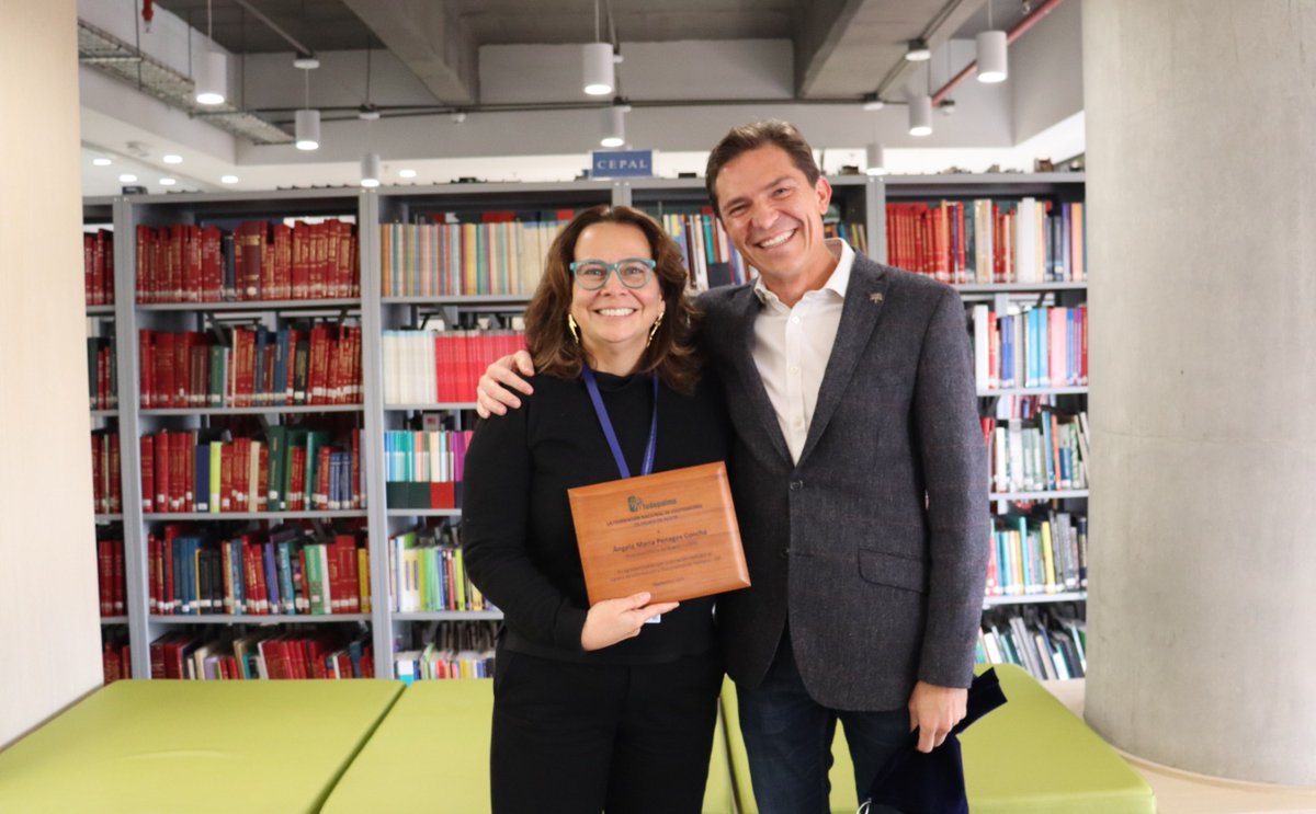 El presidente ejecutivo de Fedepalma, Nicolás <a href="/perezmarulo/">Nicolás Pérez</a>, entregó un reconocimiento a Ángela María Penagos, directora de la Oficina de Bogotá de la <a href="/cepal_onu/">CEPAL</a>, por la valiosa donación de más de 2.000 ejemplares de su colección de libros al #CIDPalmero.

Esta donación