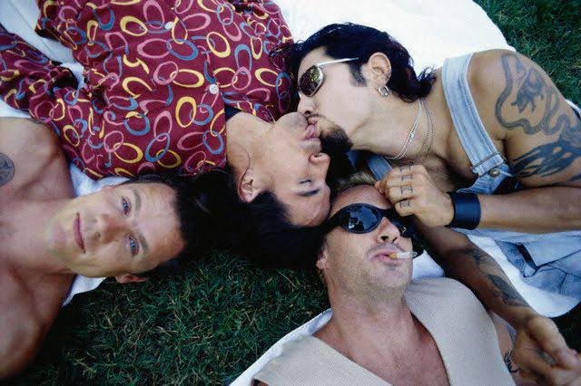 BrazilRHCP's tweet photo. Há exatamente 32 anos, Dave Navarro se juntava ao Red Hot Chili Peppers!

Com ele, a banda lançou um disco, o “One Hot Minute”, além de fazer uma turnê mundial!

💋🔥 https://t.co/tqCoyI26LQ