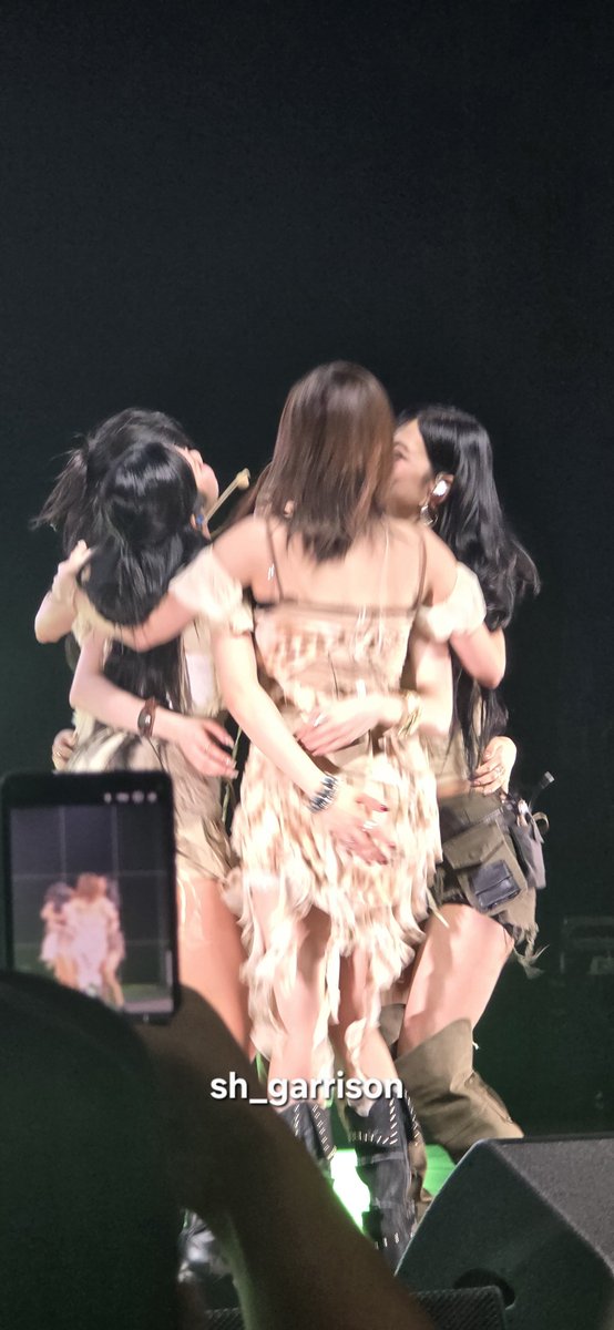 sh_Garrison's tweet photo. fromis_9 last night was wonderful 🍀✨️
#fromis_9_WORLDTOUR #fromis_9 #NowTomorrow #fromis_9inLA https://t.co/769RsTfaxS