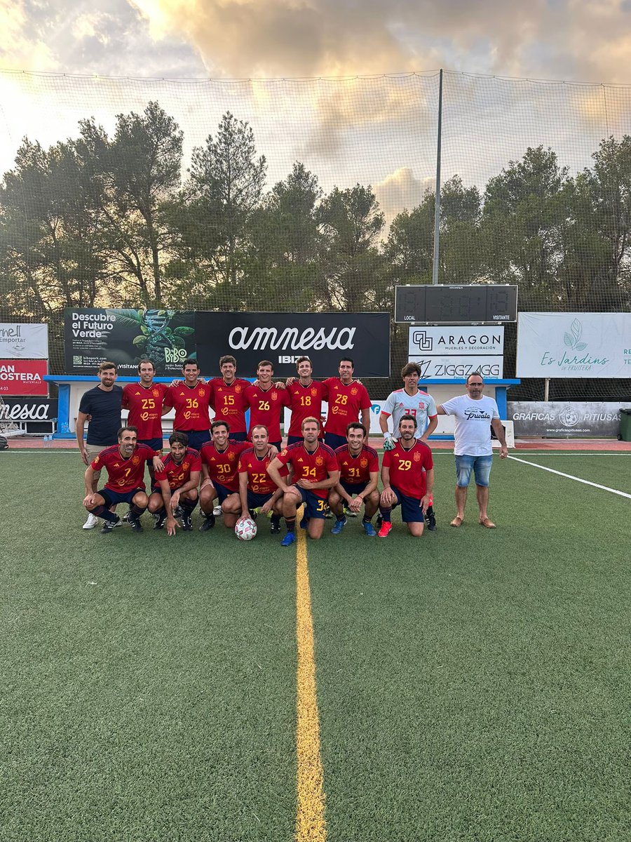 colnotaris's tweet image. Hoy, III edición del torneo Triangular Notarial

Con la Selección de Notarios de España,la de Italia y la de Veteranos de Ibiza

El decano,José Alberto Marín,el decano de @ColNotBaleares,la notaria de St Antoni de P. y el capitán Alejandro Sáez, apoyando siempre esta iniciativa