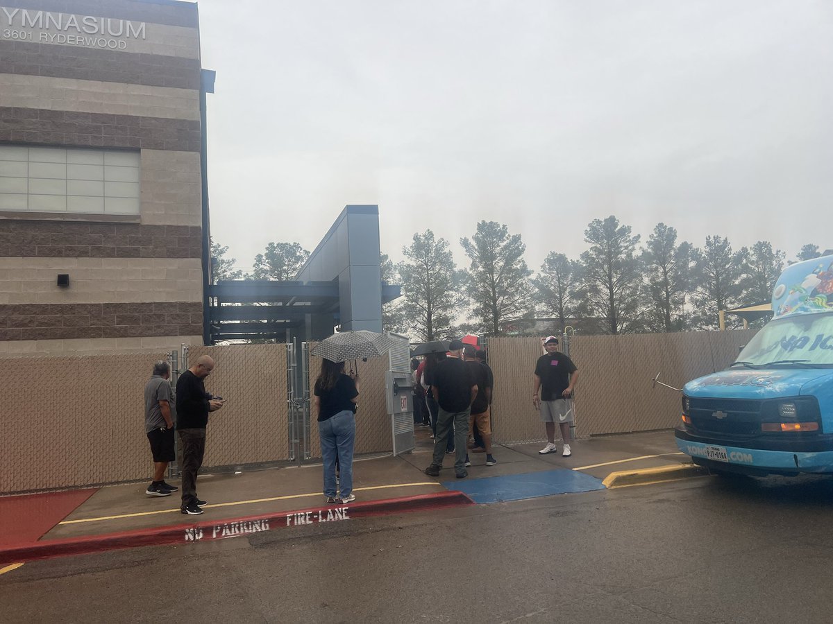 edithc_HHES's tweet photo. Happening Now:  Come rain or come shine GRANDPARENTS/ABUELOS always show up!  Moved walk day indoors!  No problem😉 #grandparentsday #TEAMSISD #thrivingatthehive🐝 https://t.co/Hz28u2AYV6