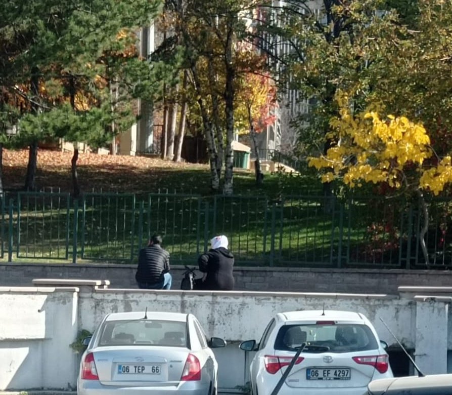 Bazı fotoğraflar var ki acıyı iliklerine kadar hissedersin..

Mustafa Erçetin..

Anne ve babası hastane bahçesinde kudurarak ölmesin diye oğullarının uyutulma kararını alıyorlarken..

Siz daha hangi tepeye barınak kurmanın planını yapamazken, hayvanlara kıyamazken, biz gazze