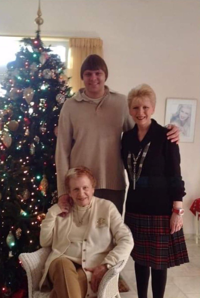 oldfileles's tweet image. Θεωρώ ότι ο γιος της Ακρίτα έχει το πιο γαμάτο κούρεμα έβερ.