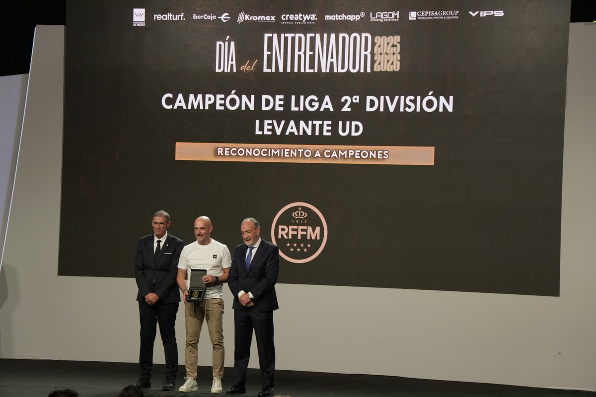 RFFM_oficial's tweet photo. Reconocimientos a Raúl Casado (@UDLoeches ), Tino de la Cruz (@1mostolesfs) y Julián Calero (@LevanteUD) por sus ascensos en categorías nacionales durante la temporada 2024-2025.

#DíaDelEntrenadorRFFM 2⃣0⃣2⃣5⃣

📺 RFFM PLAY EN DIRECTO 

🔗 https://t.co/erwG5A0RNd https://t.co/DOz6BlsyZE