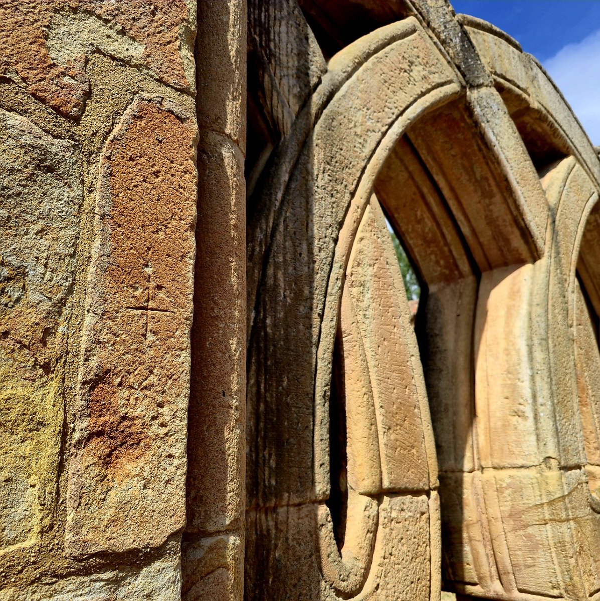 Claustro del monasterio de San Juan de Duero, una belleza arquitectónica castellana (siglos XII-XIII) donde el románico, el mudéjar y el árabe se mezclan creando algo único y muy original. Visita recomendable. ❤️
#Turismo #Soria #soriaestademoda <a href="/CyLEsVida/">Turismo Castilla y León</a>