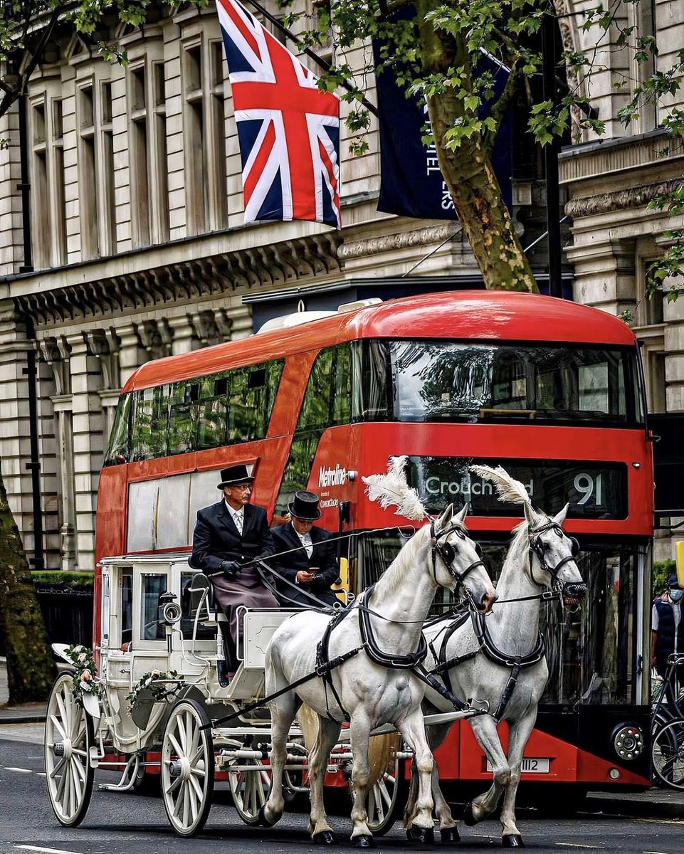 وزير الأعمال والتجارة البريطاني "جوناثان رينولدز": 

استلهمنا استراتيجيتنا الصناعية في #بريطانيا من #رؤية_السعودية_2030