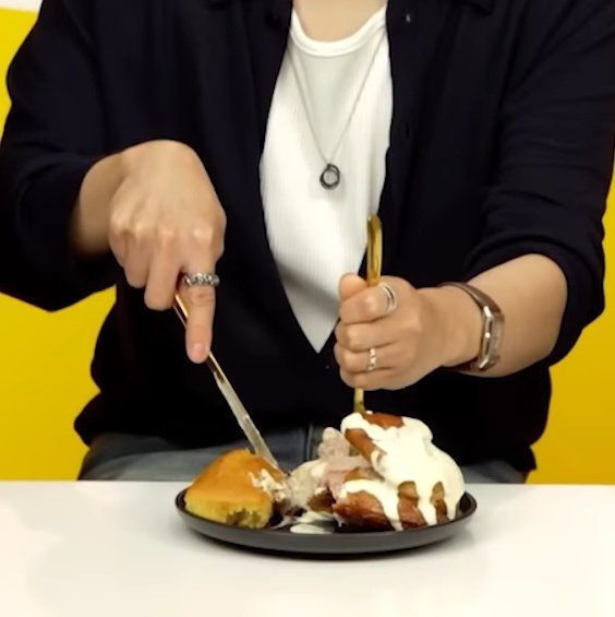 lvs_utopia's tweet photo. the unique way hongjoong holds his utensils https://t.co/dr3o8lqkoa