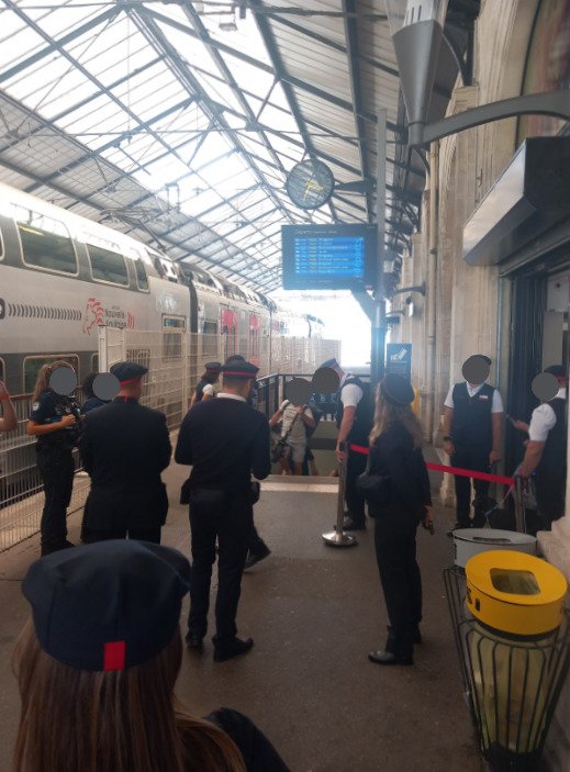 PrefAquitaine33's tweet photo. #Prévention | Ce matin, les militaires de la compagnie de gendarmerie de #Libourne, en concertation avec l’éducation nationale @DsdenGironde et en lien avec le procureur de la République ont procédé à un contrôle à l'entrée du Lycée Max LINDER :

✅ 393 lycéens contrôlés
✅ 0 infraction relevée

Cette action de contrôle s'est poursuivie au cours de l'après-midi en gare de Libourne avec l'appui des agents de @SNCFVoyageurs et de la police municipale :

✅ + 2 000 voyageurs contrôlés
✅ 25 PV pour défaut de titre de transport, 1 délit de déclaration de fausse  adresse ou identité, 1 procédure pour stupéfiants et 2 amendes (AFD) pour stupéfiants