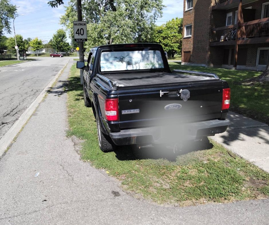 Did you know? In the City of Ottawa, parking on boulevards is not permitted.

Boulevards are meant to keep our roadways safe and accessible, and parking on them can block sightlines, damage infrastructure, and pose safety risks for pedestrians. Let’s protect our city’s boulevards