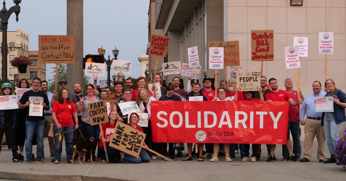 The STAND (@thestandwa) on Twitter photo Members of <a href="/EverettGuild/">Everett NewsGuild ✊</a> held an informational picket demanding a fair contract with Carpenter Media Group. With strong union & community support, workers oppose tying raises to story quotas, saying it threatens fair wages & local journalism.
ow.ly/gCCP50WS8l3 Members of <a href="/EverettGuild/">Everett NewsGuild ✊</a> held an informational picket demanding a fair contract with Carpenter Media Group. With strong union & community support, workers oppose tying raises to story quotas, saying it threatens fair wages & local journalism.
ow.ly/gCCP50WS8l3