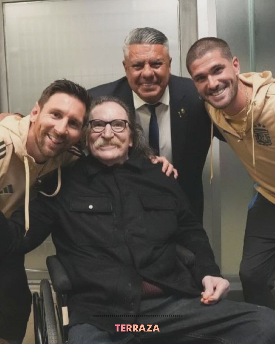 somosterraza's tweet photo. ⚽️🎶 𝗝𝗨𝗚𝗔𝗡𝗗𝗢 𝗔𝗟 𝗙𝗨́𝗧𝗕𝗢𝗟, 𝗬𝗔 𝗩𝗘𝗦… 🎹🔥

Lionel Andres Messi 🫂 Carlos Alberto Garcia Moreno 

Charly dijo presente en el último partido oficial de Lio en el MAS Monumental. Tras el 3 a 0 visitó a los jugadores en el vestuario y se llevó una foto con el capitán https://t.co/6DtIZCfuaW