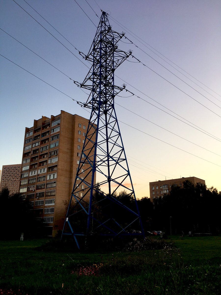 Альфифа башня красивая очень. Вокруг приятно пахнет сеной